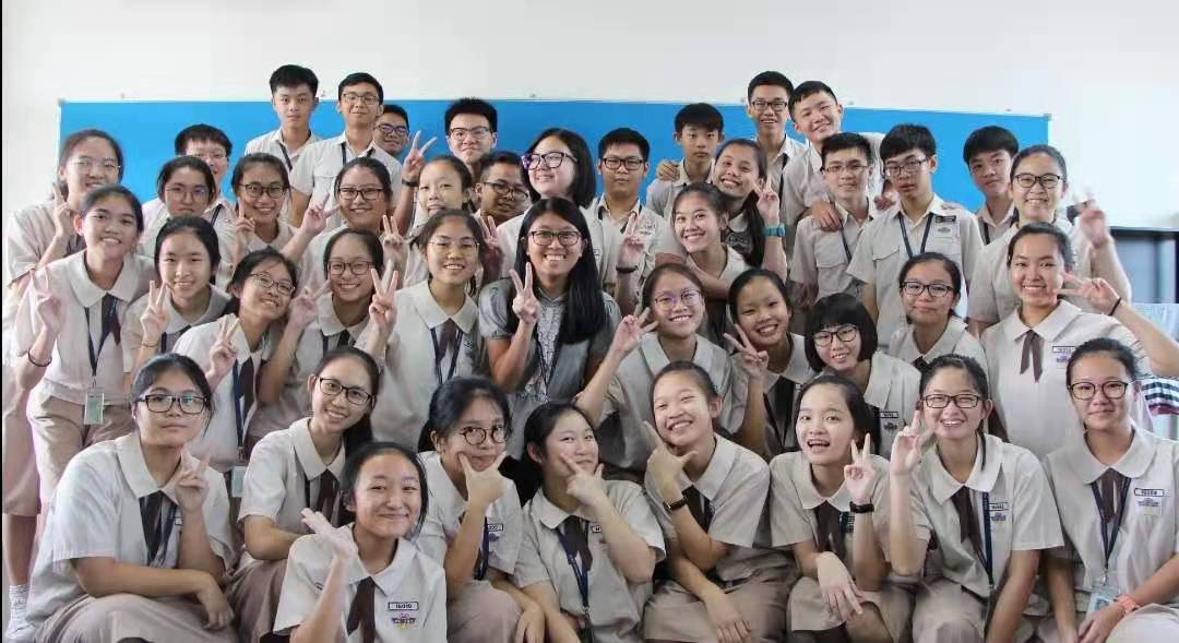 2018 J313 与科学老师的合照